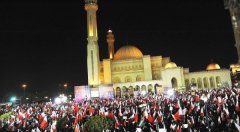 وقفة البحرينيين الموالين في جامع الفاتح.