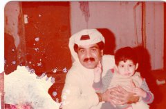 1982 - عزيز مندي مع ولده فهد.jpg