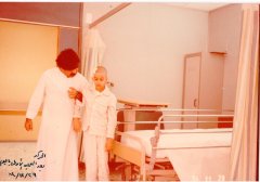1984-11-29- وسام مع ابوي بعد العملية الاولى بيوم واحد الخميس.jpg