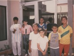 19880522 - صورة جماعية في حوشنا.jpg