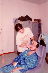 1998-07-12- فهد مندي مع نضال بدر في مسرحية احلام هبة الله.jpg